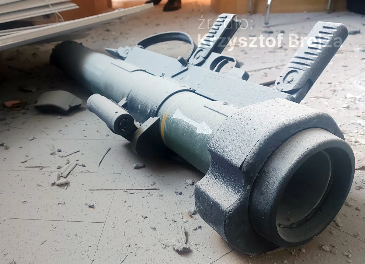 Krzysztof Brejza pokazał w mediach społecznościowych zdjęcia, na których widać skutki wybuchu granatnika w siedzibie Komendy Głównej Policji. Do eksplozji doszło w grudniu 2022 roku. Granatnik był jednym z prezentów, które komendant główny policji gen. insp. Jarosław Szymczyk przywiózł z wizyty w Ukrainie.