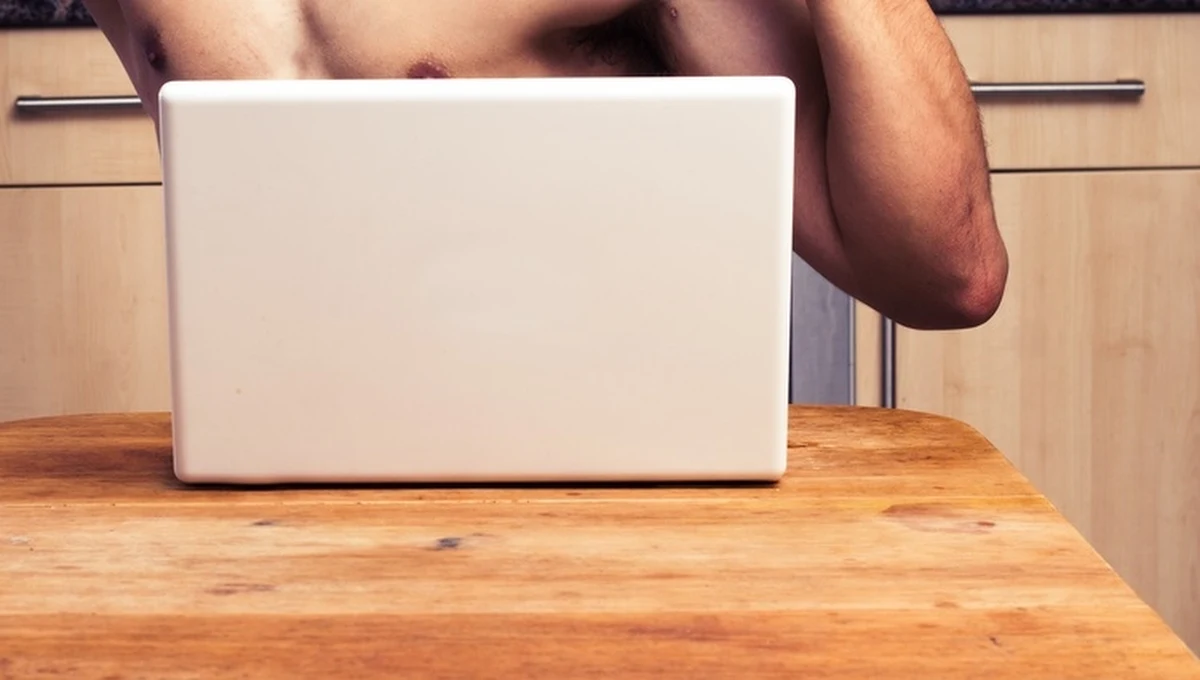 Policjanci z powiatu ciechanowskiego apelują o ostrożność w kontaktach z osobami poznanymi przez internet. Ku przestrodze opisują historie dwóch mężczyzn, którzy dali się namówić kobietom na rozebranie przed kamerą, a potem byli z tego powodu szantażowani. 