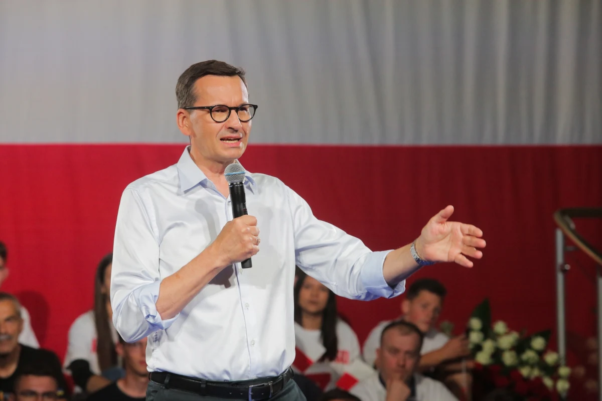 Zaczęło się niewinnie; na starcie kampanii Donald Tusk nie nosił marynarki na spotkaniach z wyborcami. Po tym jak odnotował parę sukcesów, marynarkę przestał nosić Mateusz Morawiecki. Od tego czasu w politycznym „ściąganiu” zrobiliśmy jednak potężne postępy.