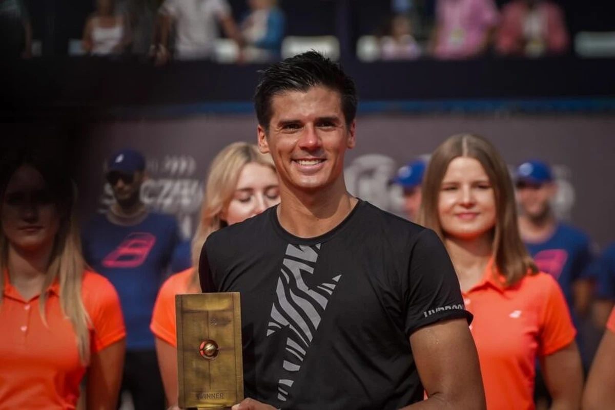 Po blisko dwugodzinnej walce poznaliśmy nowego mistrza Invest in Szczecin Open. Federico Coria potrzebował dwóch setów, by pokonać Vita Koprivy i zwyciężyć 6:1, 7:6(4). Argentyński tenisista swój występ w turnieju rozpoczął od... zgubienia bagażu.