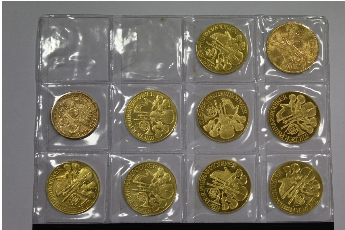 Pięć kilogramów złotych monet wartych blisko 1,5 mln zł ujawnili funkcjonariusze służby celno-skarbowej na przejściu granicznym z Ukrainą w Hrebennem (Lubelskie). Pochodzące z XIX i XX wieku numizmaty 68-letnia kobieta ukryła pod odzieżą. Przyznała się do próby przemytu i dobrowolnie poddała karze.