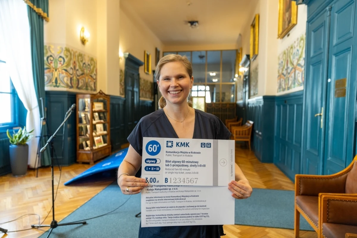 Jeszcze w tym tygodniu w Krakowie wprowadzone zostaną nowe wzory biletów komunikacji miejskiej. Papierowe i cyfrowe będą zawierać informacje, że podróże transportem zbiorowym przyczyniają się do ograniczenia emisji CO2.

