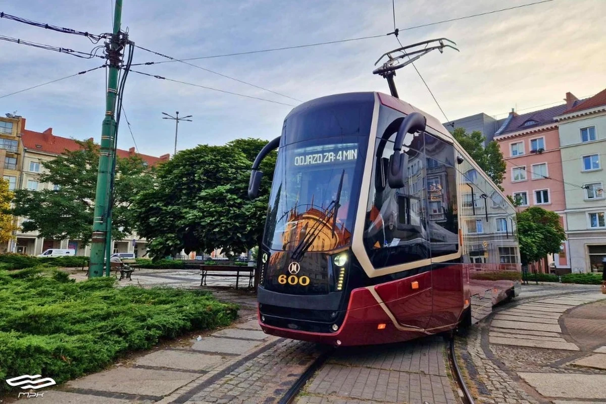 Pierwszy w Polsce jednoczłonowy, mierzący 15 m, w pełni niskopodłogowy tramwaj zaczął dziś jazdę po trasach w Poznaniu - poinformowało Miejskie Przedsiębiorstwo Komunikacyjne. MPK Poznań wyjaśniło, że Moderus Gamma LF 05 AC od rana kursuje na linii 99, a wczesnym wieczorem pojawi się na linii 11.