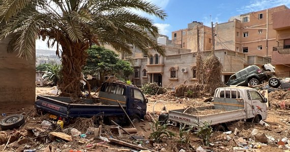 Ulewne deszcze w Libii spowodowały powodzie, które doprowadziły do śmierci tysięcy osób. Życiem ryzykują też członkowie misji ratunkowych. Wczoraj w wypadku samochodowym zginęło pięciu członków greckiej misji humanitarnej. O aktualnej sytuacji w dotkniętej katastrofą Libii, na antenie internetowego Radia RMF24 mówi Maciej Pawłowski z Instytutu Nowej Europy: "Tamy, które zostały zbudowane w latach 70. wymagały remontu, ale ze względu na wojnę nie zostały zrealizowane. Mocna wichura i sztorm zerwały tamy i doszło do tragedii".