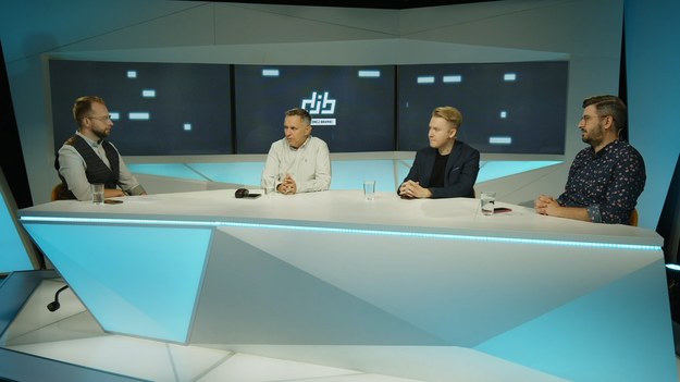 "Do jednej bramki" NA ŻYWO w każdy poniedziałek o godz. 12.00 w Interii oraz  Polsat BOX Go .
W tekście zawarto link serwisu partnerskiego
