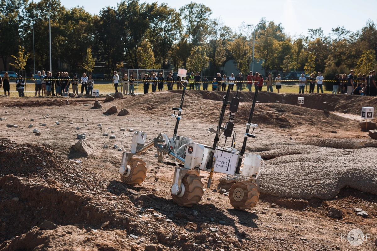 "To niesamowite uczucie stać drugi rok z rzędu na najwyższym stopniu podium" - napisał w mediach społecznościowych AGH Space Systems o zawodach łazików marsjańskich European Rover Challenge 2023. Łazik o nazwie Kalman rywalizował w miniony weekend w Kielcach z 24 finalistami w czterech konkurencjach.