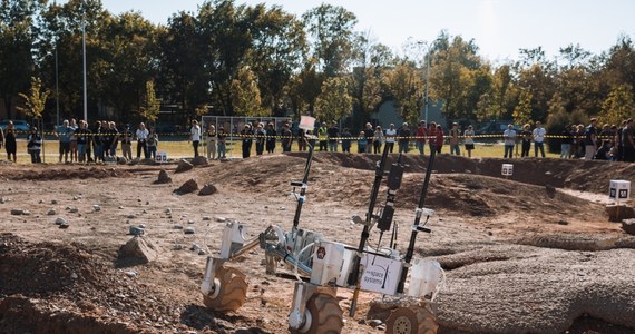 "To niesamowite uczucie stać drugi rok z rzędu na najwyższym stopniu podium" - napisał w mediach społecznościowych AGH Space Systems o zawodach łazików marsjańskich European Rover Challenge 2023. Łazik o nazwie Kalman rywalizował w miniony weekend w Kielcach z 24 finalistami w czterech konkurencjach.