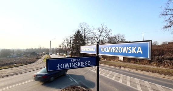 Już jutro rozpoczną się pierwsze prace przy przebudowie kolejnej wylotówki z Krakowa. Chodzi o często zakorkowaną ul. Kocmyrzowską. Przebudowane zostanie torowisko tramwajowe i powstaną po dwa pasy ruchu w każdym kierunku.

