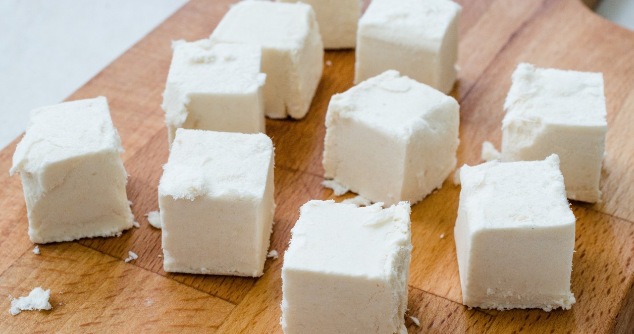 Jedz, by zbić poziom cukru i uzupełnić białko. Dołącz do warzyw lub pieczywa