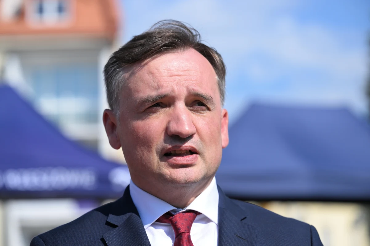 Ponad połowa uczestników sondażu IBRiS dla RMF FM i "Rzeczpospolitej" uważa, że Zbigniew Ziobro powinien przeprosić Agnieszkę Holland za słowa porównujące ją z propagandzistami III Rzeszy. Przeciwnego zdania jest ponad 28 proc. badanych.