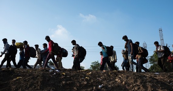 Polacy są podzieleni w sprawie polityki migracyjnej obecnych władz - wynika z sondażu United Surveys dla RMF FM i "Dziennika Gazety Prawnej". Przy okazji większość respondentów nie zauważyła w swoim najbliższym otoczeniu zmiany liczby imigrantów z krajów afrykańskich lub azjatyckich.