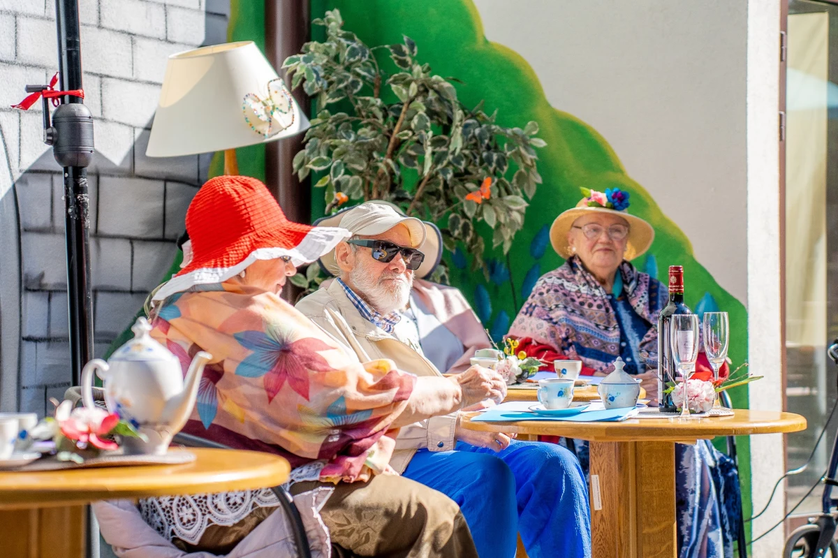 Kawa, ciastko i gofry zrobione przez seniorów? Czemu nie! Mieszkańcy Domu Pomocy Społecznej przy ul. Przyrodniczej w Łodzi założyli własną kawiarenkę.