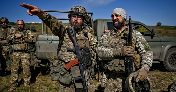 Ukraińcy wyzwolili Kliszczijiwkę w obwodzie donieckim, co dało im "klucze do Bachmutu" - pisze rosyjska redakcja BBC. Chodzi o to, że tuż obok wsi są wzgórza, które pozwalają kontrolować zarówno leżący w dole Bachmut, jak i drogę do Gorłówki, która jest ważną trasą zaopatrzenia dla Rosjan.