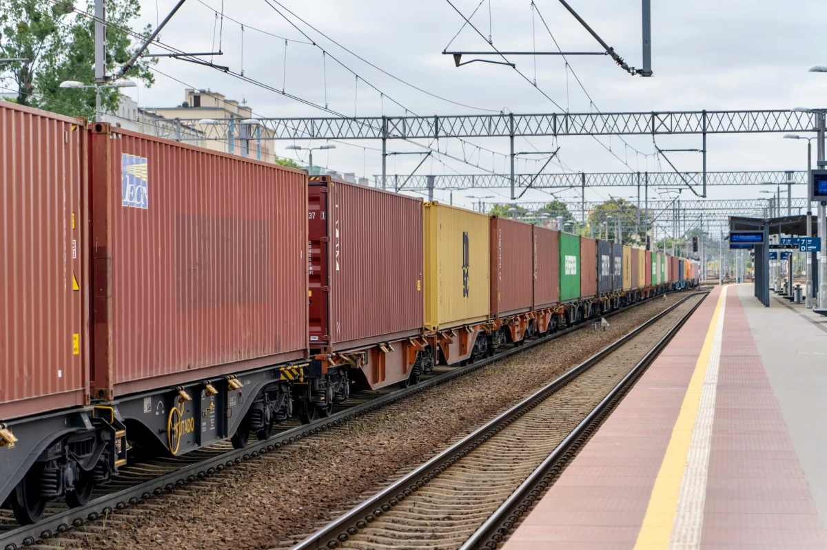 ​Zażalenia obrońców są bezzasadne - uznał w poniedziałek Sąd Okręgowy w Białymstoku i utrzymał areszt wobec dwóch mężczyzn podejrzanych w sprawie dotyczącej nieuprawnionego nadawania sygnałów radio-stop i zatrzymania w ten sposób pociągów m.in. koło Łap (Podlaskie).