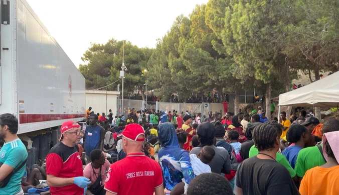 Chaos w ośrodku dla migrantów na Sycylii. Kilkaset osób uciekło