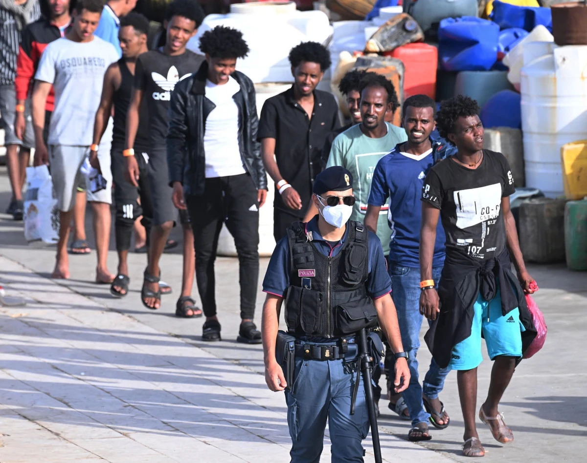 ​Rząd Włoch przyjął pakiet środków dotyczących imigrantów ogłoszony w ostatnich dniach przez premier Giorgię Meloni. Maksymalny okres przetrzymywania osób, które kwalifikują się do odesłania do ich krajów pochodzenia, został wydłużony do 18 miesięcy. "Dzisiaj zleciliśmy ministerstwu obrony utworzenie ośrodków w każdym regionie" - powiedziała premier cytowana przez włoskie media.