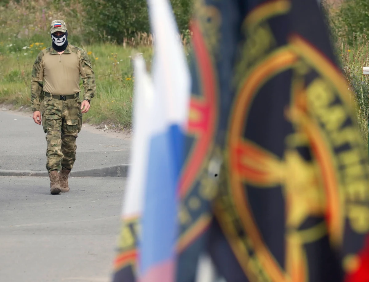 Na Białorusi przebywa mniej niż 1000 najemników Grupy Wagnera - poinformował ukraiński portal Centrum Narodowego Sprzeciwu, który jest prowadzony przez Siły Operacji Specjalnych ukraińskiej armii. Na zdjęciach satelitarnych widać, że wagnerowcy zwijają obóz w Osipowiczach.