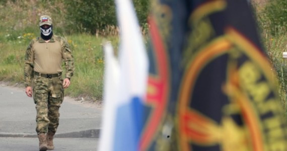Na Białorusi przebywa mniej niż 1000 najemników Grupy Wagnera - poinformował ukraiński portal Centrum Narodowego Sprzeciwu, który jest prowadzony przez Siły Operacji Specjalnych ukraińskiej armii. Na zdjęciach satelitarnych widać, że wagnerowcy zwijają obóz w Osipowiczach.