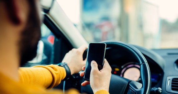 Nawet 2,6 tys. euro mandatu i zawieszenie prawa jazdy za korzystanie z telefonu podczas kierowania samochodem oraz obowiązek zakładania kasku na hulajnodze – to niektóre ze zmian w projekcie nowelizacji przepisów ruchu drogowego, zatwierdzonym w poniedziałek przez włoski rząd.