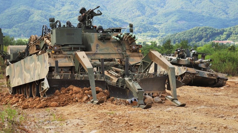 Korea Południowa podjęła decyzję o dostarczeniu do Ukrainy dwóch zaawansowanych pojazdów inżynierii bojowej K600 "Rhino". Co potrafią koreańskie "nosorożce"?