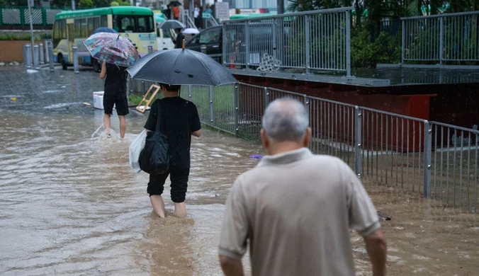 Powodzie, podtopione stacje metra, pływające auta w Hongkongu