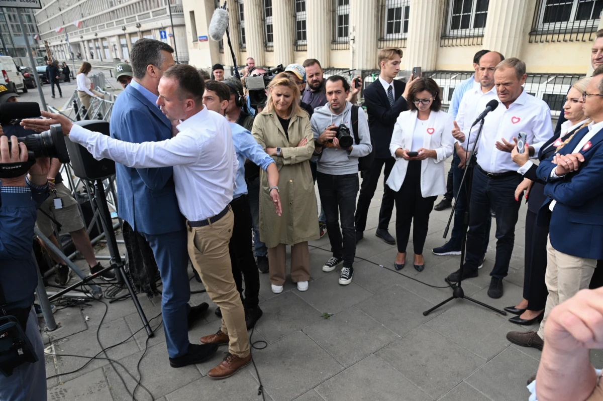 Donald Tusk zorganizował przed budynkiem TVP w Warszawie konferencję prasową. Wystąpienie szefa Platformy Obywatelskiej zostało jednak przerwane przez pracownika Telewizji Polskiej Michała Rachonia. Politycy PO mieli wezwać na miejsce policję. 