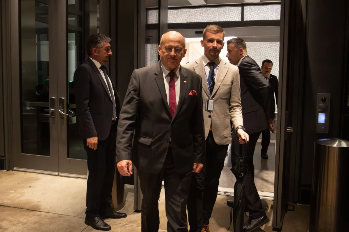 Władze Prawa i Sprawiedliwości zdecydowały, że dymisji Zbigniewa Raua nie będzie - ustalili dziennikarze RMF FM. Minister Spraw Zagranicznych ma zachować stanowisko, mimo afery wizowej i nierealizowania zapowiedzianych w tej sprawie działań.