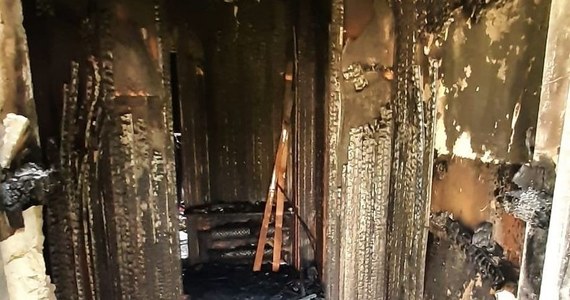 Policjanci z Bełżyc zatrzymali 22-latka, który od 1,5 roku znęcał się psychicznie i fizycznie nad swoją matką i babką. Po ostatniej awanturze mężczyzna podpalił dom. 