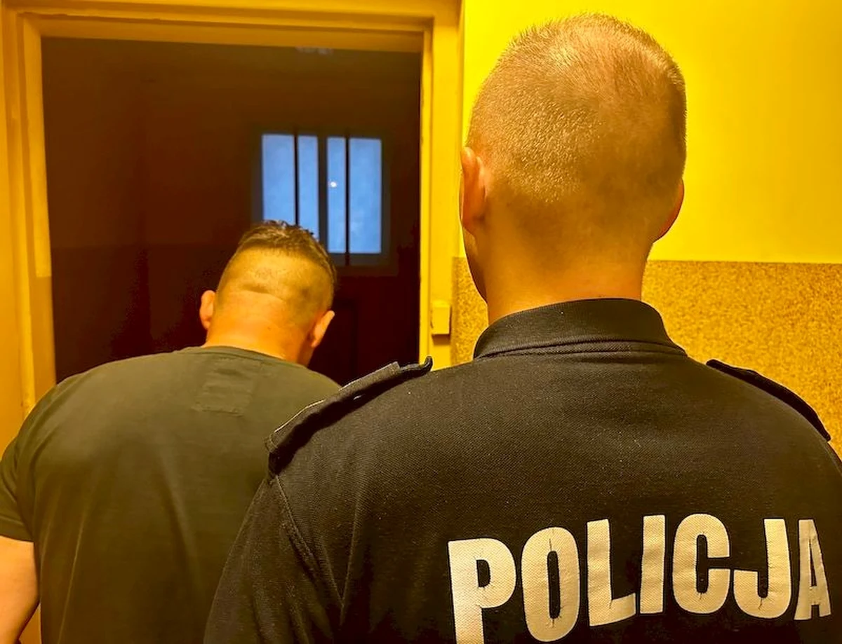 Policjanci z Pucka zatrzymali pijanego 48-latka, który wjechał samochodem na cudzą posesję. Mężczyzna miał prawie 5,5 promila alkoholu w wydychanym powietrzu!

