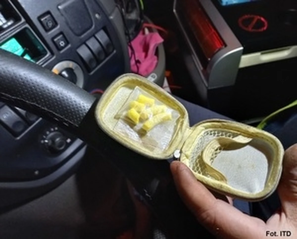 Na autostradzie A1 w Swarożynie patrol Inspekcji Transportu Drogowego zatrzymał do rutynowej kontroli ciężarówkę z naczepą. Inspektor, po wejściu do kabiny ciężarówki, zauważył rozsypany proszek i szklaną lufkę między fotelami. Kierowca potwierdził, że to narkotyk i przyznał, że kilka godzin wcześniej go zażył.

