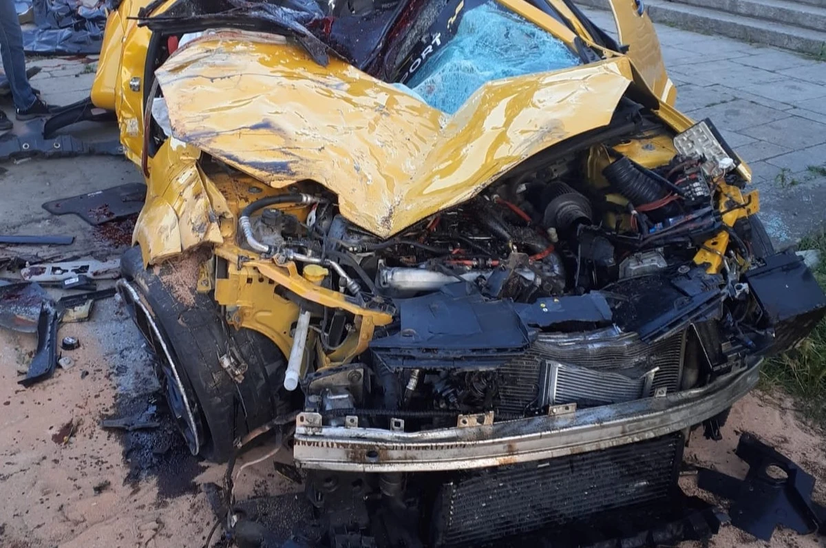 Samochód, który rozbił się 15 lipca przy moście Dębnickim w Krakowie, poruszał się z prędkością 162 km/h. Nie odnotowano próby hamowania – wynika z informacji, do których dotarł dziennikarz RMF FM Marek Wiosło. W tragicznym wypadku zginęło czterech mężczyzn. 