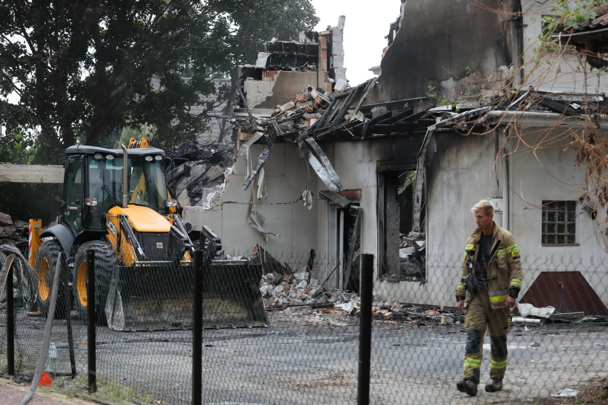 Ponad 40 strażaków gasiło pożar hurtowni fajerwerków przy ulicy Nadarzyńskiej w mazowieckiej Kobyłce. Badania przeprowadzone przez strażaków nie wykazały w dymie składników, które mogłyby zagrażać życiu i zdrowiu.