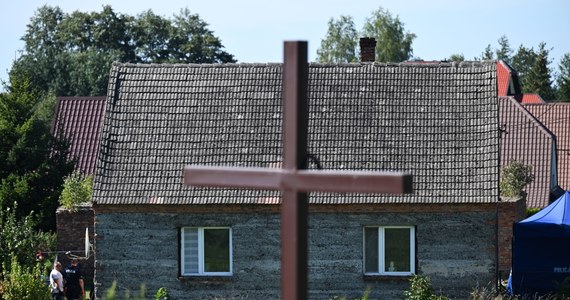 Przyczyny śmierci dwójki z trójki dzieci, których szczątki odnaleziono ostatnio w Czernikach na Pomorzu, najpewniej nie uda się ustalić - dowiedział się nieoficjalnie reporter RMF FM. Od pierwszej zbrodni mogło minąć nawet 9 lat. Prokuratura będzie sprawdzać, czy decyzje o umorzeniu śledztw dotyczących Piotra G. były prawidłowe.