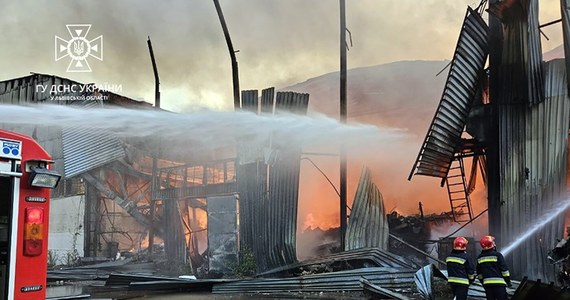 Rosjanie zbombardowali należący do Caritas-Spes magazyn pomocy humanitarnej we Lwowie. Łącznie zniszczono trzy budynki, w których znajdowało się 300 ton pomocy humanitarnej. To był taki hub, gdzie pomoc była przewożona i później rozprowadzana na całą Ukrainę. W związku z tym to bombardowanie z pewnością zachwieje całą logistyką na Ukrainie. Sytuacja jest trudna - tak te wydarzenia na antenie Radia RMF24 komentował Marcin Majewski z Caritas Polska.