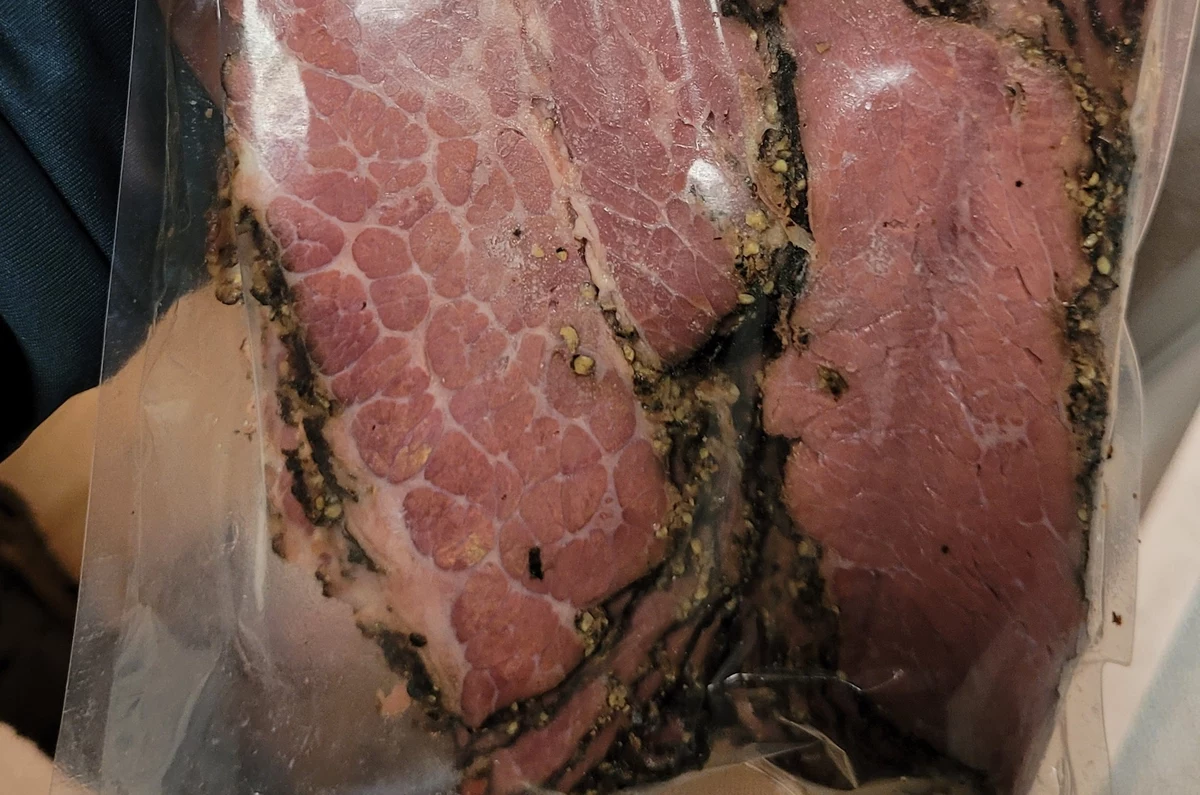 103 kilogramy wędlin mieli w swoich walizkach podróżni z Izraela, którzy wylądowali na terenie lotniska Kraków-Balice. Zgodnie z przepisami, wyroby zostały zatrzymane i będą zutylizowane.