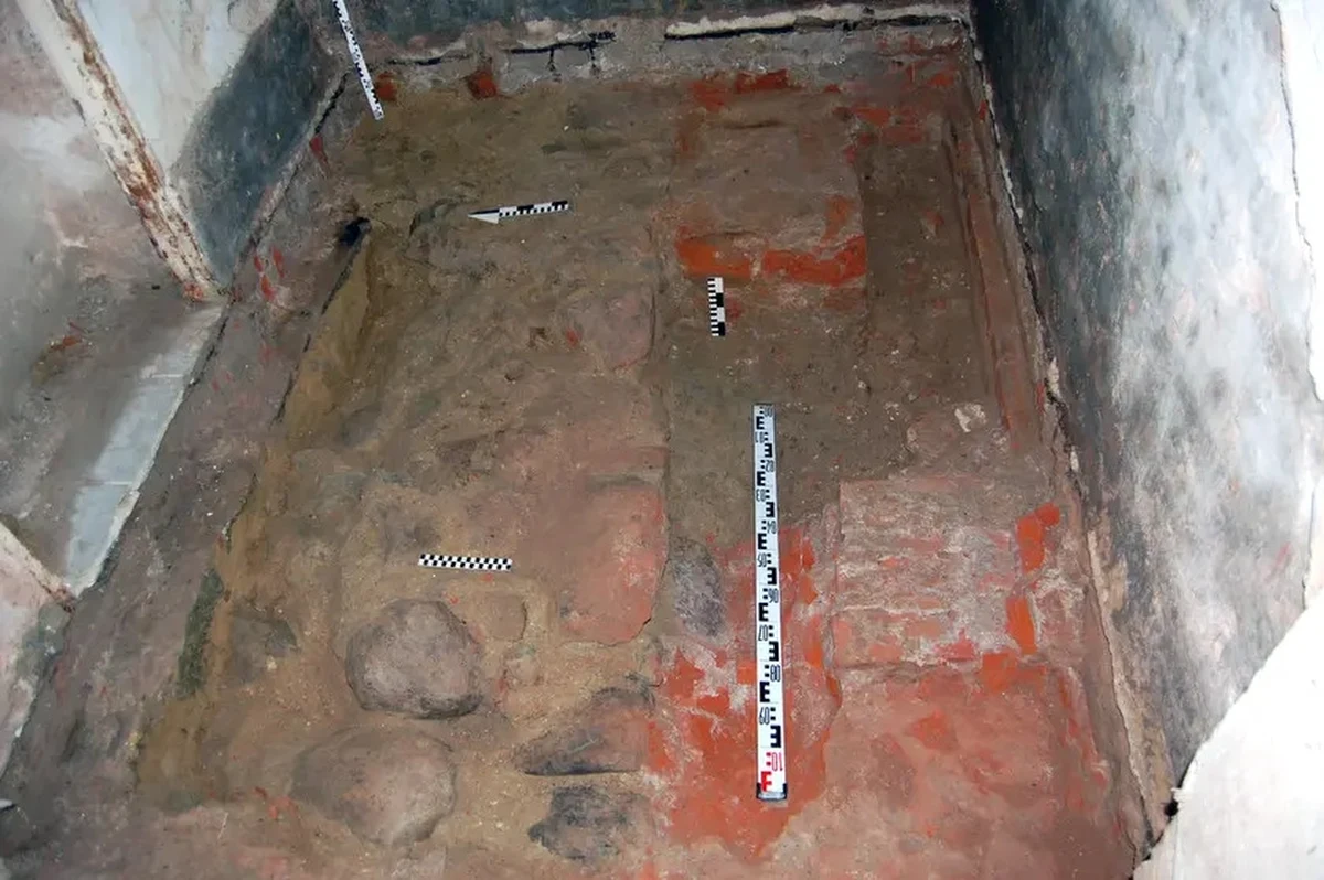 Ciekawe odkrycie archeologiczne we Wrocławiu. Podczas remontu zabytkowego budynku przy ul. Gepperta trafiono m.in. na fragmenty muru obronnego z XIII wieku. Były pod posadzką w piwnicy.