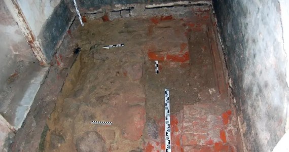 Ciekawe odkrycie archeologiczne we Wrocławiu. Podczas remontu zabytkowego budynku przy ul. Gepperta trafiono m.in. na fragmenty muru obronnego z XIII wieku. Były pod posadzką w piwnicy.