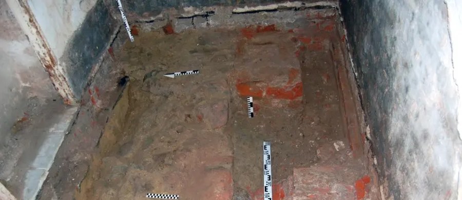Ciekawe odkrycie archeologiczne we Wrocławiu. Podczas remontu zabytkowego budynku przy ul. Gepperta trafiono m.in. na fragmenty muru obronnego z XIII wieku. Były pod posadzką w piwnicy.