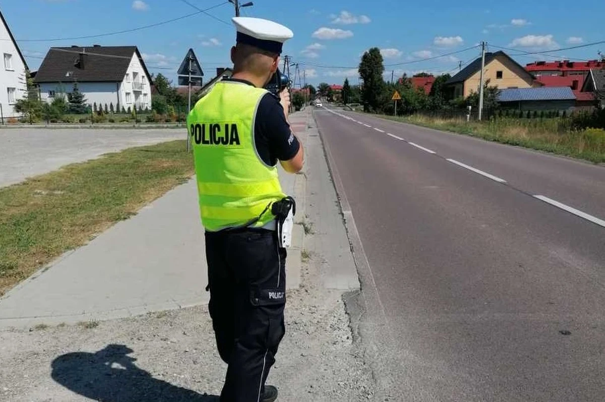 Z prędkością 121 km/h jechał 26-letni kierowca osobowego bmw w terenie zabudowanym, gdzie dozwolone jest maksymalnie 50 km/h. Mężczyzna stracił prawo jazdy na 3 miesiące, a także został ukarany mandatem w wysokości 5 tys. złotych oraz 15 punktami karnymi.  