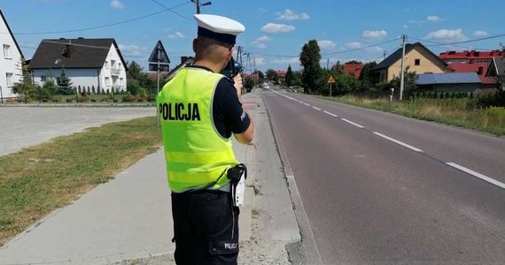 Z prędkością 121 km/h jechał 26-letni kierowca osobowego bmw w terenie zabudowanym, gdzie dozwolone jest maksymalnie 50 km/h. Mężczyzna stracił prawo jazdy na 3 miesiące, a także został ukarany mandatem w wysokości 5 tys. złotych oraz 15 punktami karnymi.  