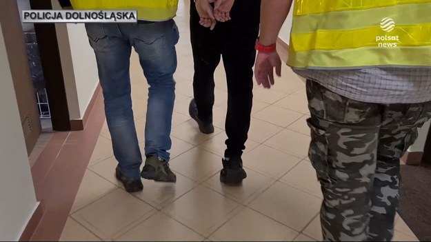 Nowe fakty w sprawie tajemniczej śmierci 17-latka z Wrocławia. Jego ciało policjanci znaleźli w jednym z zamkniętych mieszkań, kilka dni po tym jak zaginięcie chłopaka zgłosiła jego rodzina. Policja zatrzymała w tej sprawie trzy osoby, w tym 14-letnią dziewczynę.Materiał dla "Wydarzeń" przygotowała Ewelina Niemirka.