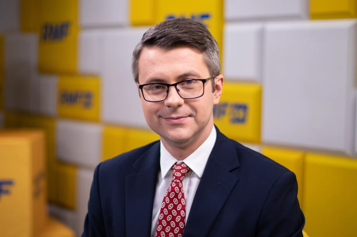 "Mam nadzieję, że to nie są słowa skierowane do Polski. Tam nie padła nazwa naszego kraju. Nie chciałbym ich (tych słów - przyp. red.) tak odbierać" - tak rzecznik rządu Piotr Müller skomentował w Rozmowie o 7:00 w RMF FM i Radiu RMF24 wczorajszą wypowiedzieć prezydenta Ukrainy. "Niepokojące jest to, jak niektórzy w Europie, niektórzy nasi przyjaciele w Europie, odgrywają w teatrze politycznym solidarność, robiąc thriller ze zbożem. Może się wydawać, że odgrywają własną rolę, ale w rzeczywistości pomagają przygotowywać scenę dla moskiewskiego aktora" - mówił wczoraj w ONZ Wołodymyr Zełenski, nawiązując do embarga na import ukraińskiego zboża nałożonego m.in. przez Polskę.