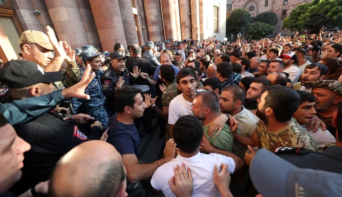 Starcia protestujących w policją w Erywaniu. "Paszynian zdrajca"