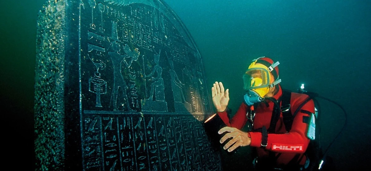 Badacze z Europejskiego Instytutu Archeologii Podwodnej (IEASM) ogłosili, że na stanowisku w zatopionej u wybrzeży Morza Śródziemnego świątyni Amona odkryto nowe skarby i natknięto się na nowe tajemnice. Podwodni archeolodzy prowadzą badania w starożytnym mieście portowym Thonis-Heracleion w zatoce Aboukir w Egipcie.