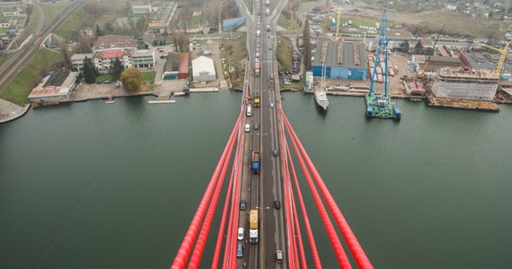 Kierowcy w Gdańsku mogą spodziewać się utrudnień na Trasie Sucharskiego do końca roku. W tym tygodniu ruszyły gruntowne prace konserwacyjne na moście wantowym im. Jana Pawła II.
