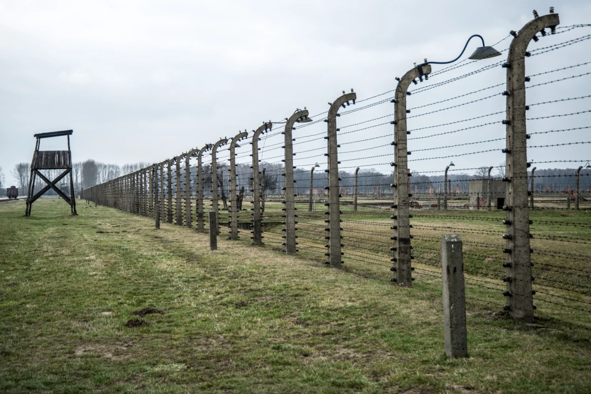 W piątek w Zakopanem wnuczce więźniarki niemieckiego obozu koncentracyjnego w Ravensbrück uroczyście przekazany zostanie pierścionek odebrany jej babci w 1944 roku. Obozowy  depozyt alianci odkryli w jednym z pubów w Szlezwiku-Holsztynie. Przejęło go Międzynarodowe Centrum Badań Prześladowań Nazistowskich, które w ramach kampanii #StolenMemory (Skradziona pamięć) poszukuje rodzin byłych więźniów nazistowskich obozów. 