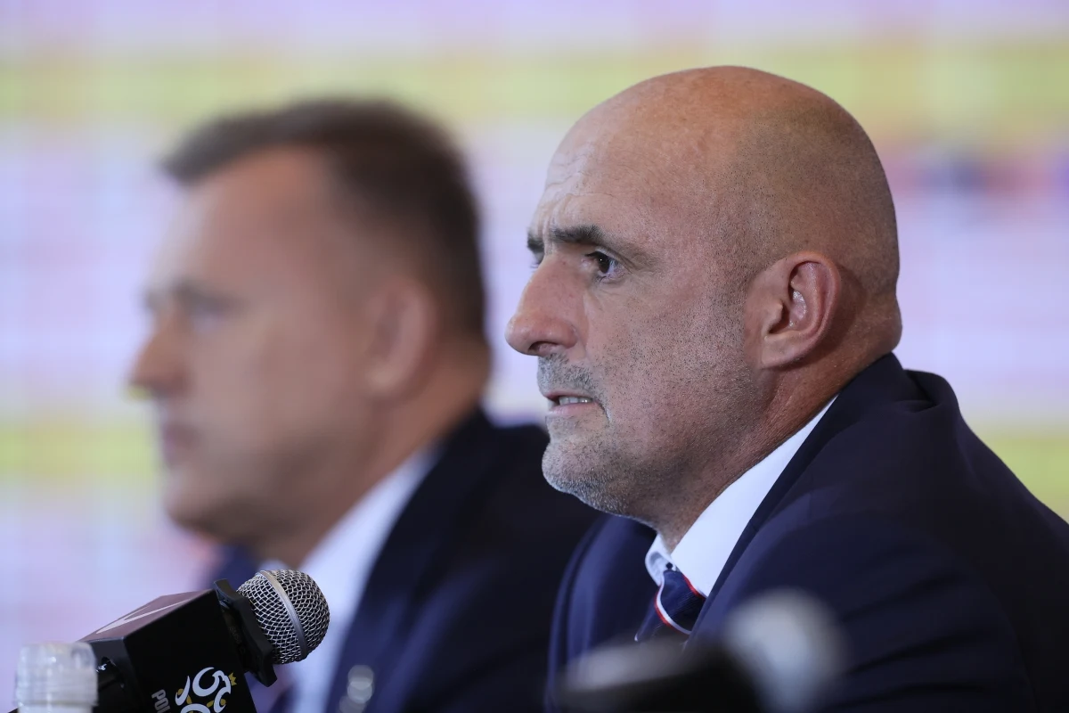"Proszę o możliwość spokojnej pracy, celem awans do mistrzostw Europy" - podkreślił nowy selekcjoner piłkarskiej reprezentacji Polski Michał Probierz. Jak zapewnił, nie jest trenerem przypadkowym, a o jego nominacji nie decydowała znajomość z prezesem PZPN Cezarym Kuleszą. Dzisiaj na konferencji prasowej oficjalnie zaprezentowano nowego szkoleniowca. 