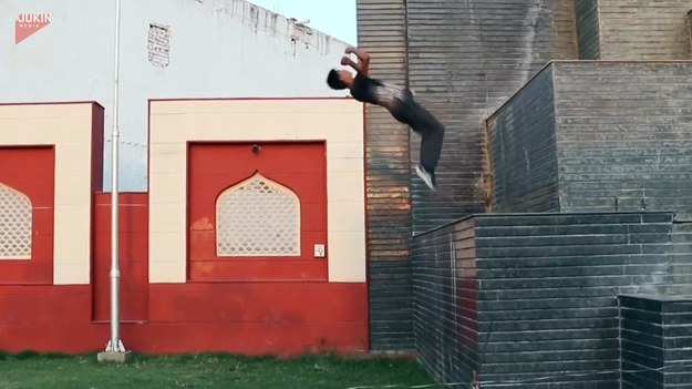 W sieci pojawiło się nagranie pewnego Hindusa, który zaskakuje publiczność swoimi sztuczkami akrobatycznymi. Parkour ma opanowany do perfekcji i wykorzystuje go w sprzyjających warunkach, mieście pełnym murków, dachów i tym podobnych konstrukcji, które cieszą oko każdego amatora tego sportu.