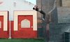 Parkour opanował do perfekcji. Ale skacze