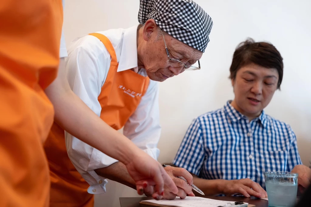 Toshio Morita nie musi obawiać się pomyłek w trakcie przyjmowania zamówienia. Klienci Pomylonych Zamówień są wyrozumiali